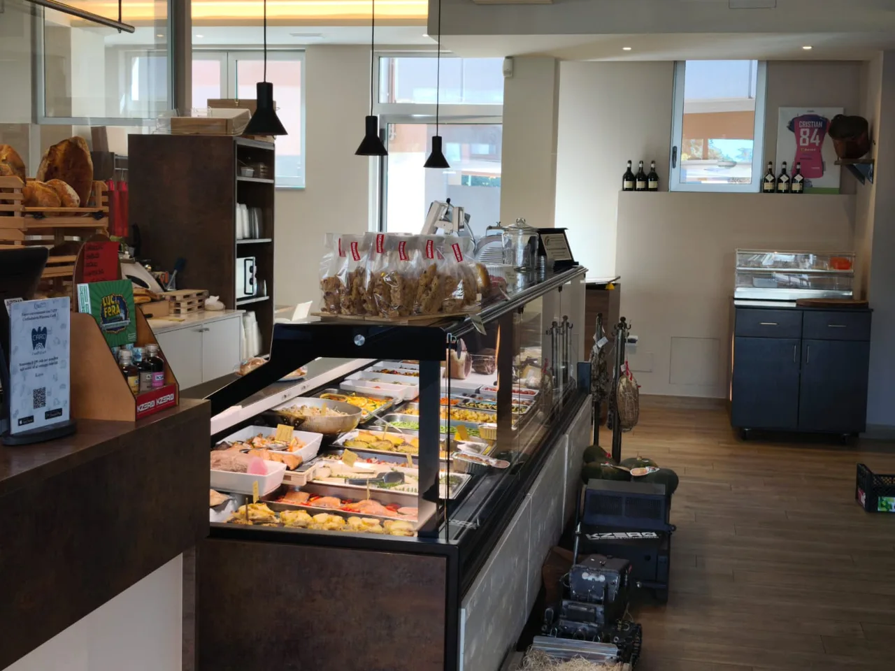 Il banco della gastronomia all’interno del locale
