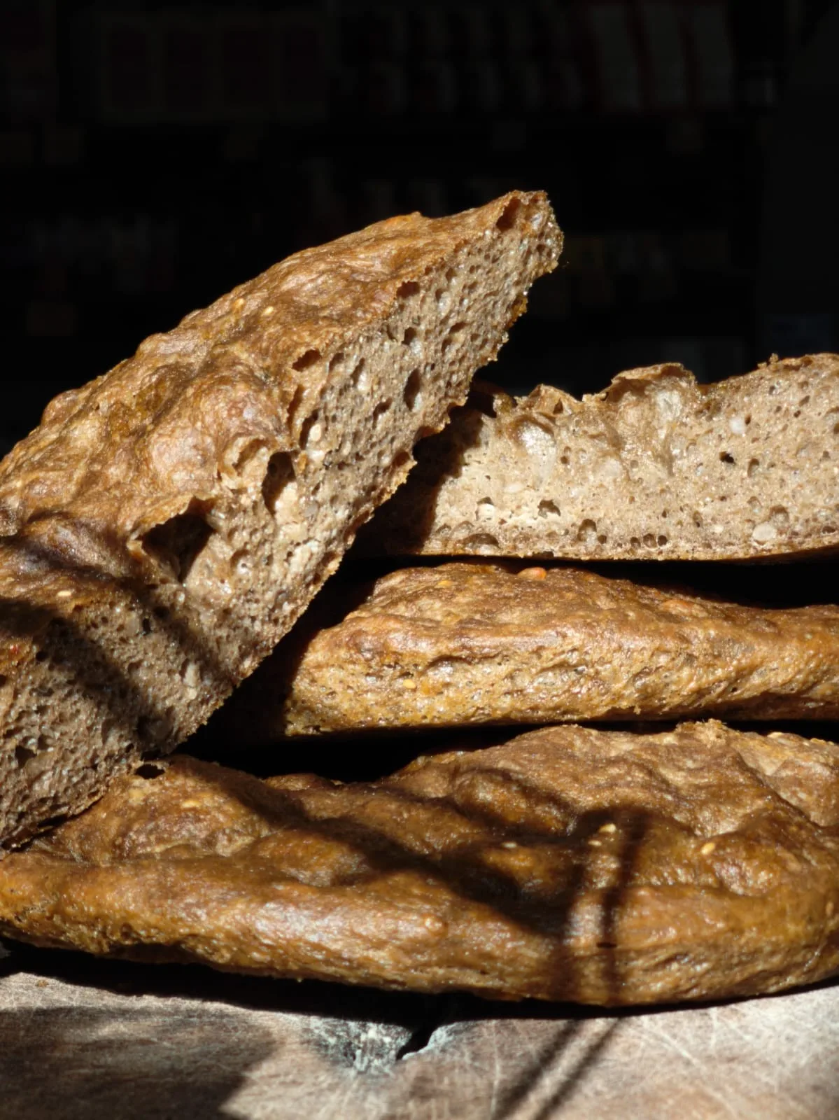 Pane scuro tagliato sul banco KZero