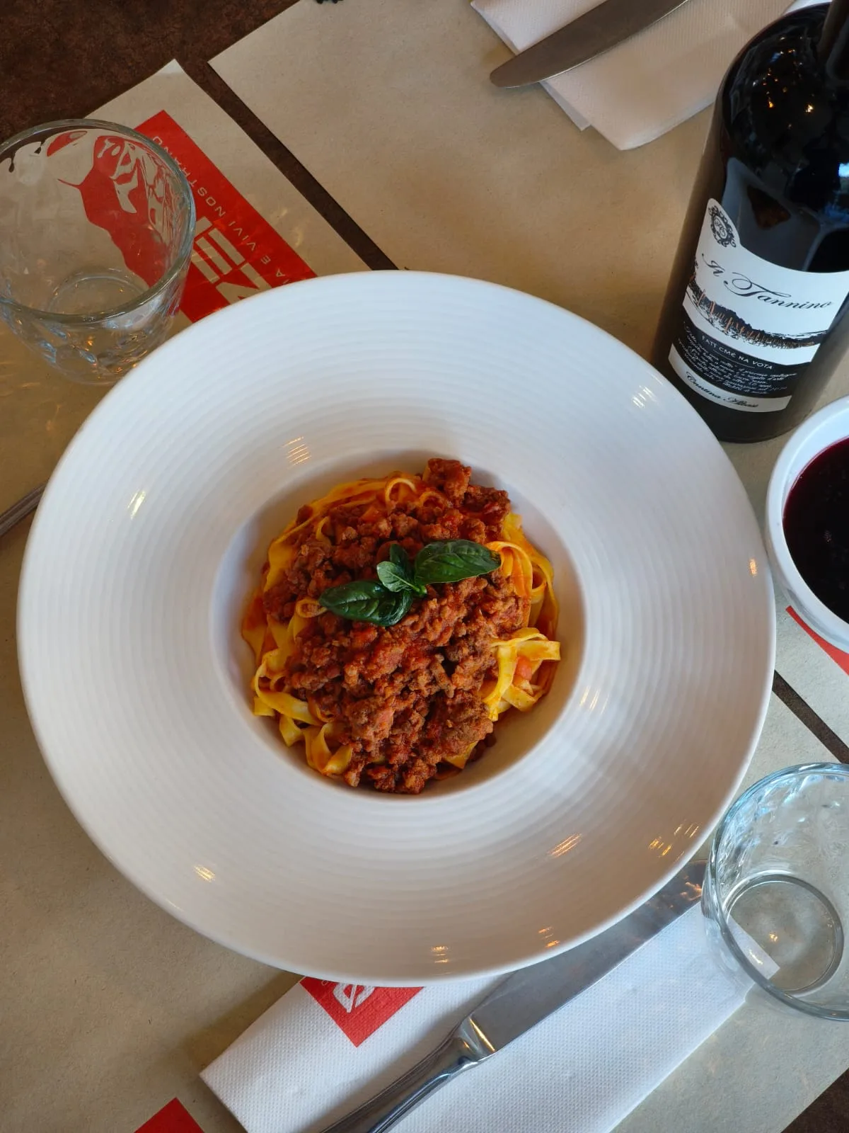 Un piatto della cucina KZero servito a tavola