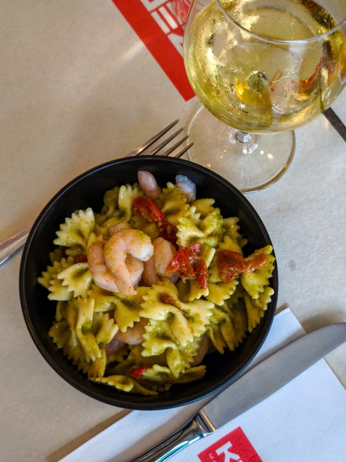 Pasta con gamberi e verdure servita al ristorante KZero