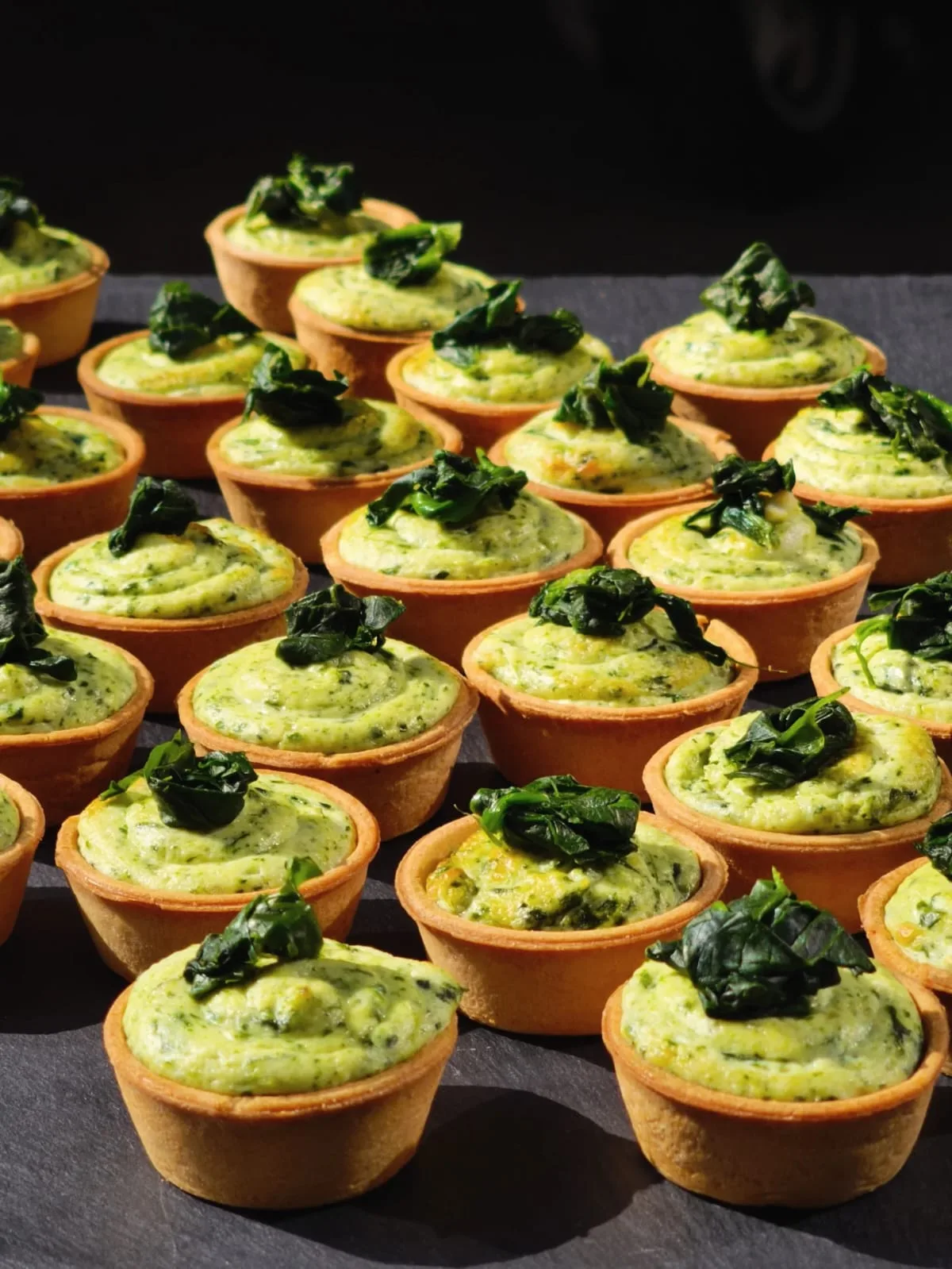 Tartellette salate con ripieno verde